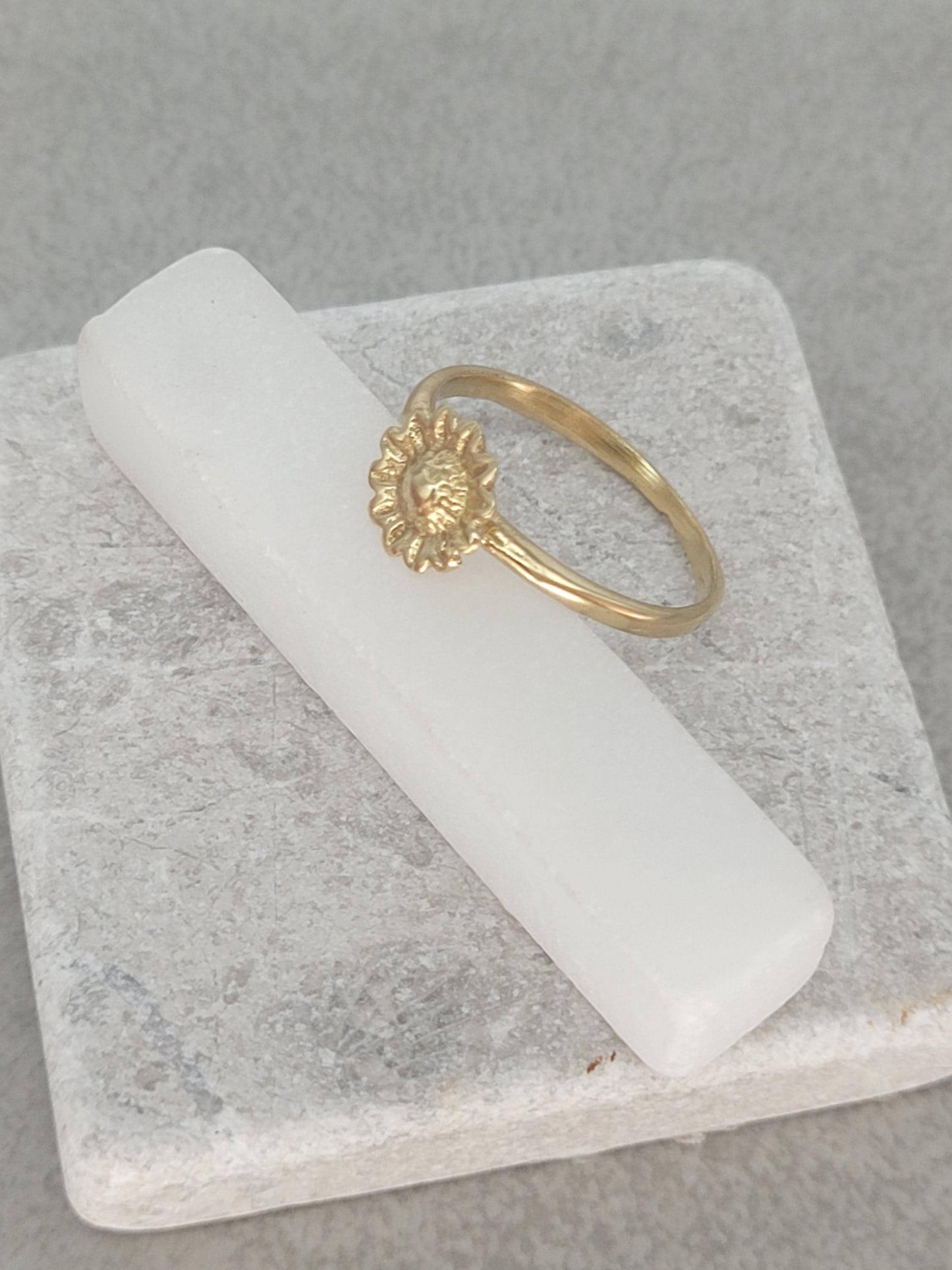 Golden sunflower ring / Simple / Simplicity / Sunflower charm / Nature-inspired style / Gift / Floral / Cute gift / Brass