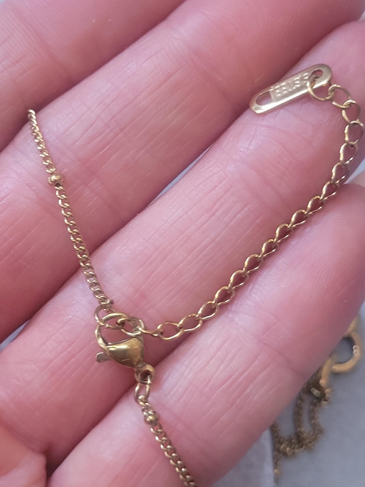 Simple Golden heart necklace / Minimal / Minimalist / Layer necklace / Gold / Golden/ Gift / Cute / Pretty