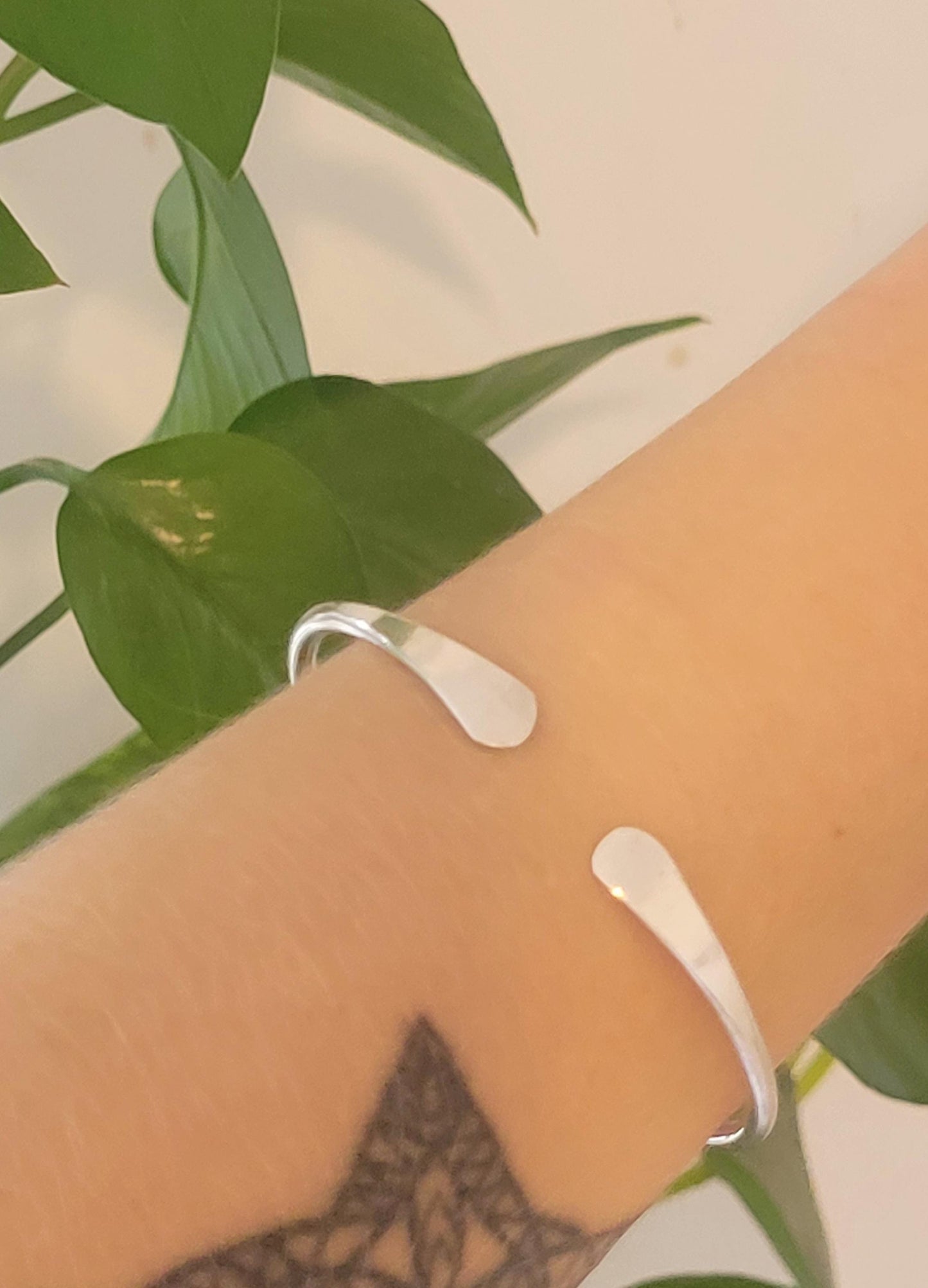 Silver hammered bracelet / Hammered jewellery / Adjustable / Simple bracelet / Minimal / Gift