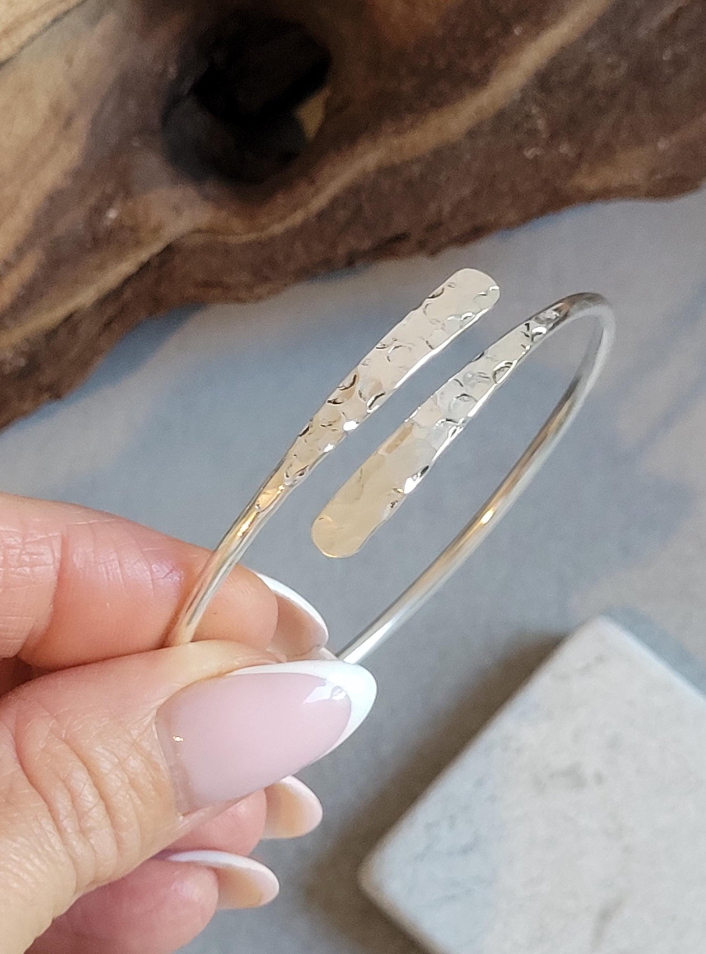 Silver hammered bracelet / Hammered jewellery / Adjustable / Simple bracelet / Minimal / Gift
