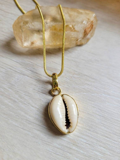 Golden shell necklace / Beach jewellery / sea shell / Bohemian / Boho / Pretty / Ethnic