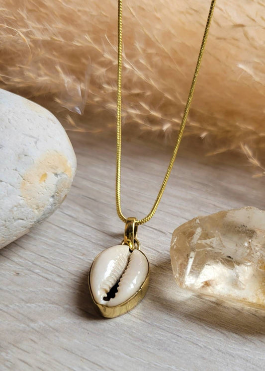 Golden shell necklace / Beach jewellery / sea shell / Bohemian / Boho / Pretty / Ethnic