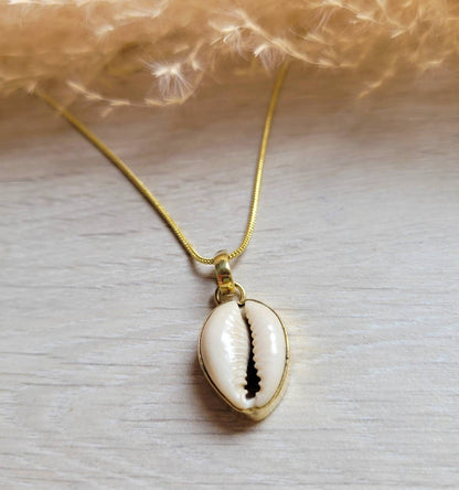 Golden shell necklace / Beach jewellery / sea shell / Bohemian / Boho / Pretty / Ethnic