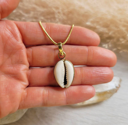 Golden shell necklace / Beach jewellery / sea shell / Bohemian / Boho / Pretty / Ethnic