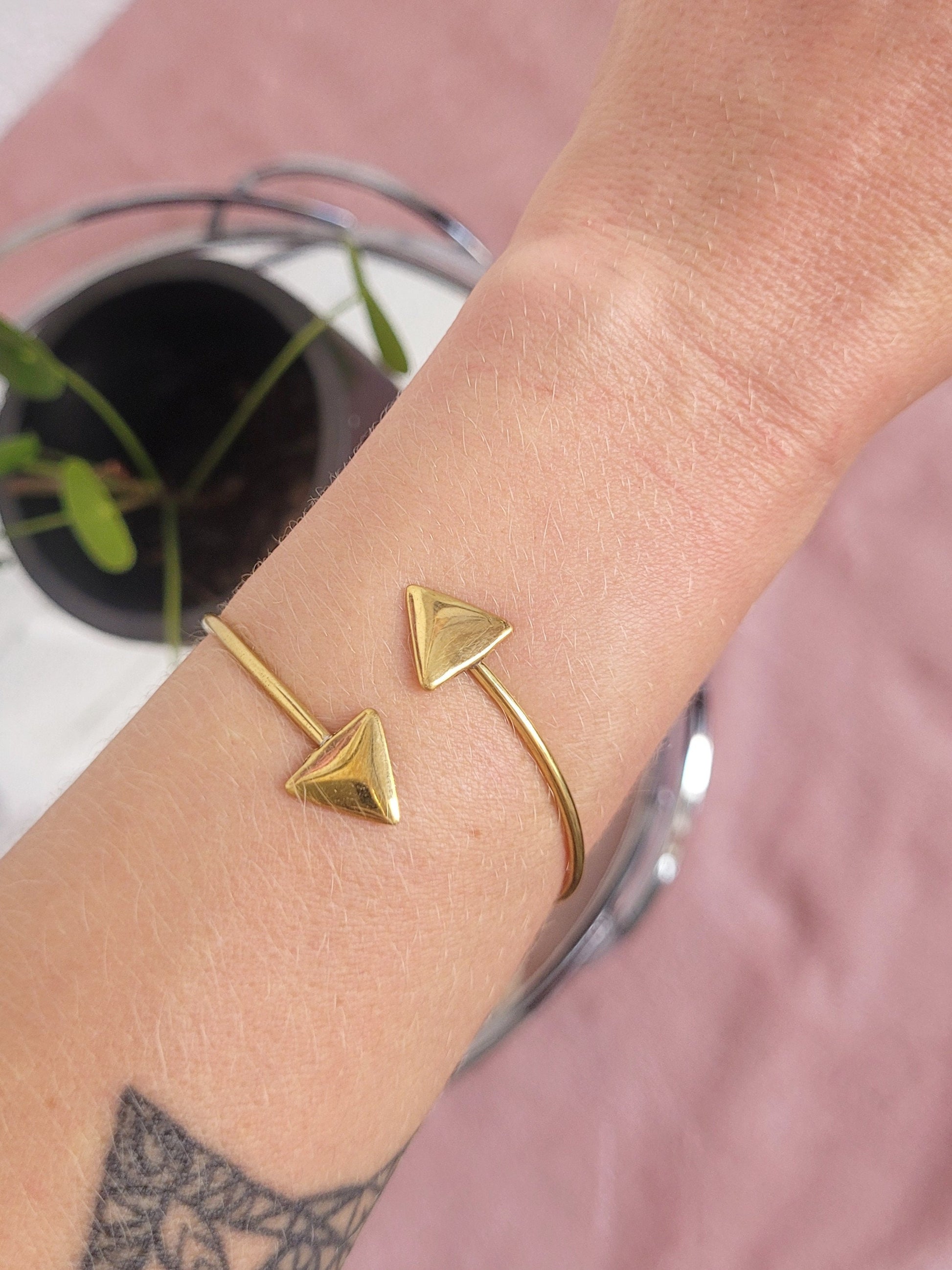 Brass arrow bracelet / Adjustable golden bracelet / Ethnic / Gift / Unisex / Hippie / Hypoallergenic