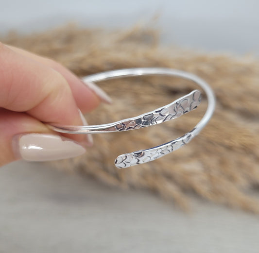 Silver hammered bracelet / Hammered jewellery / Adjustable / Simple bracelet / Minimal / Gift