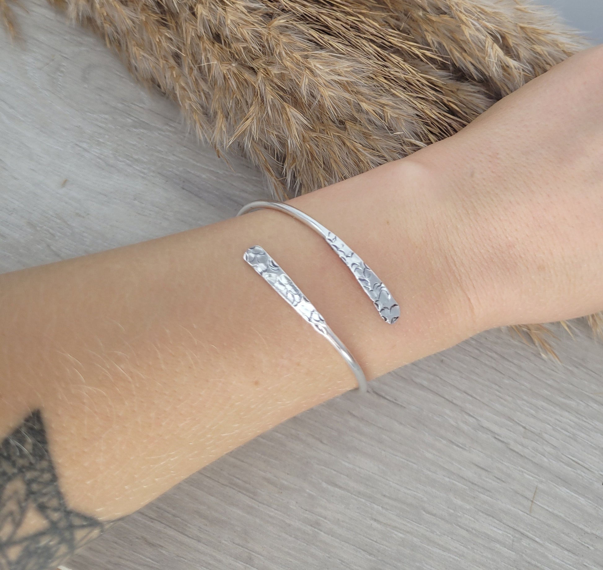 Silver hammered bracelet / Hammered jewellery / Adjustable / Simple bracelet / Minimal / Gift