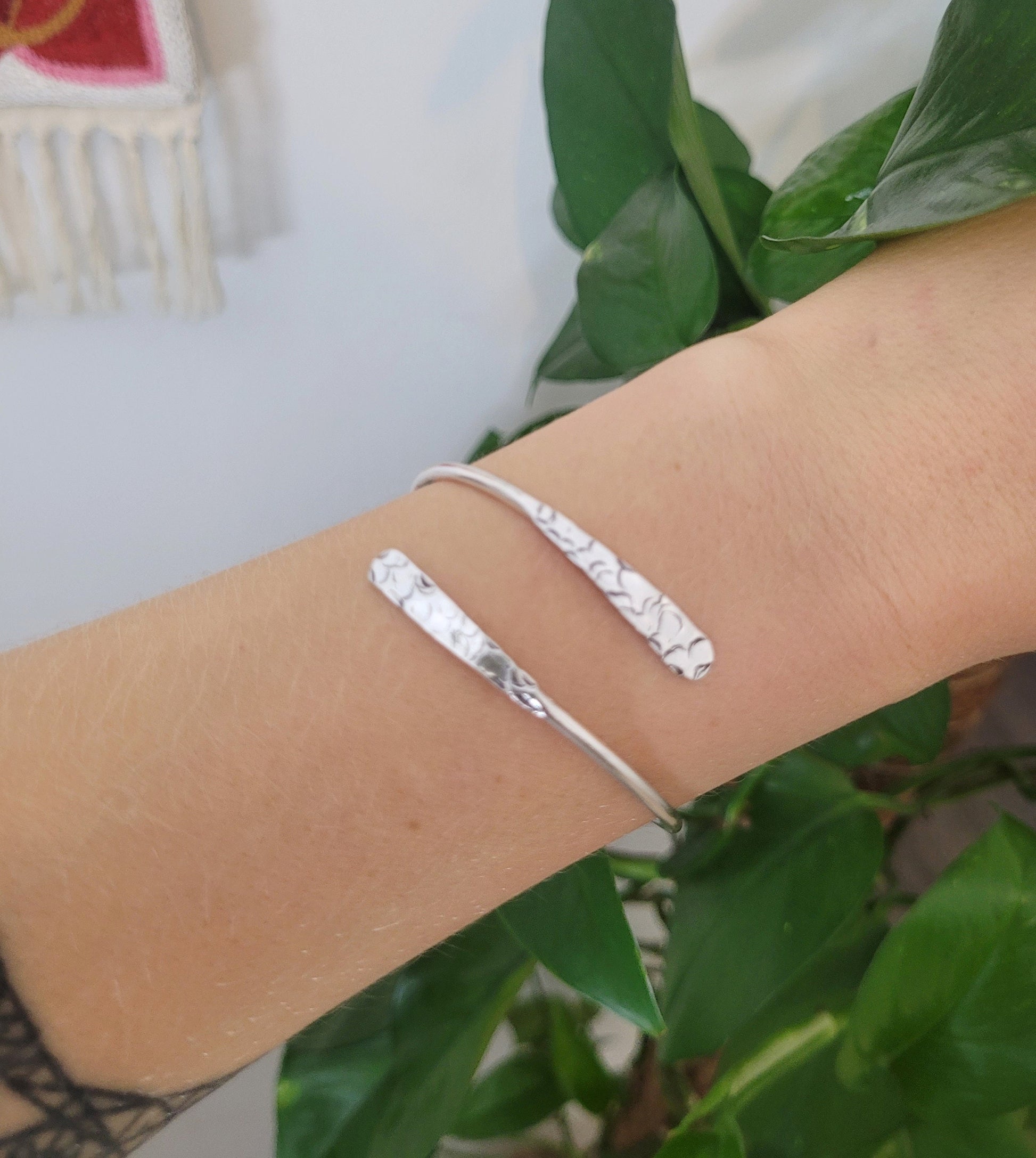 Silver hammered bracelet / Hammered jewellery / Adjustable / Simple bracelet / Minimal / Gift