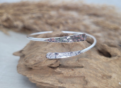 Silver hammered bracelet / Hammered jewellery / Adjustable / Simple bracelet / Minimal / Gift