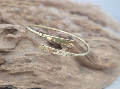 Golden hammered bracelet / Hammered jewellery / Adjustable / Simple bracelet / Minimal / Gift