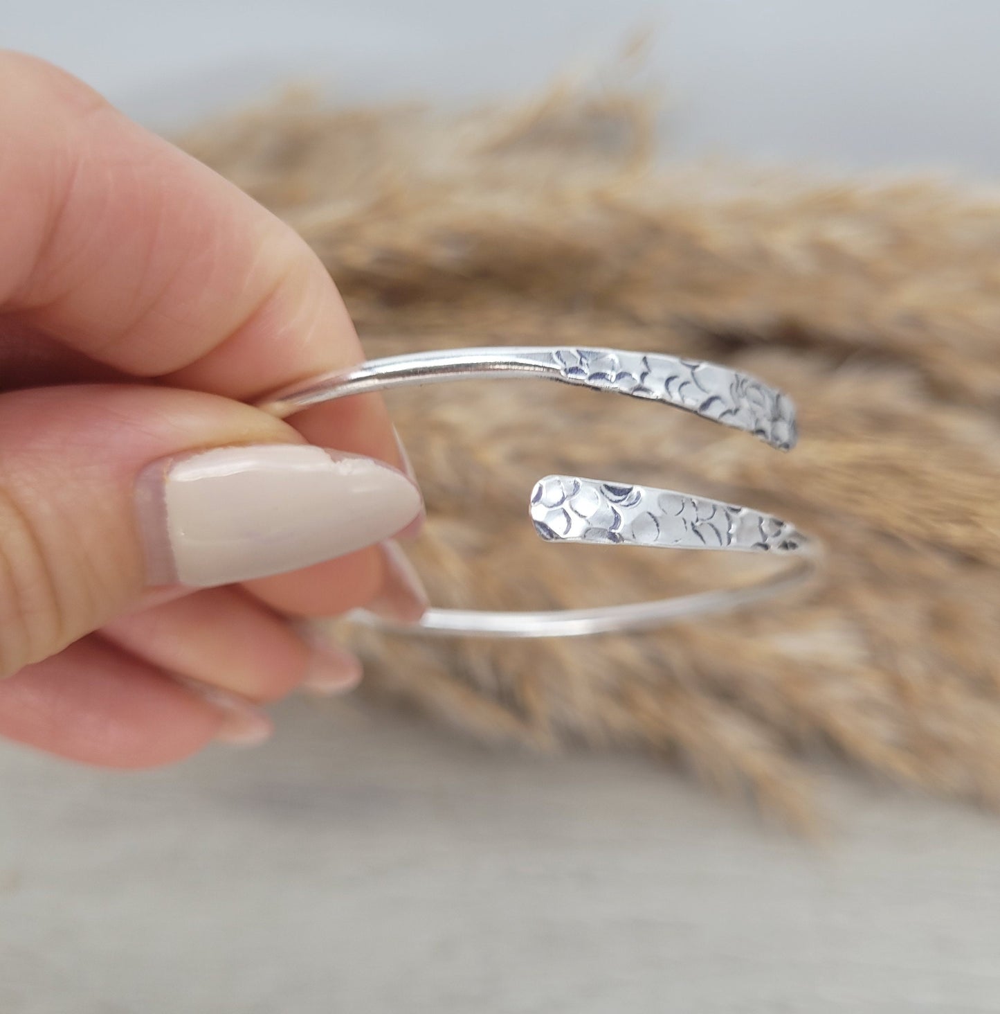 Silver hammered bracelet / Hammered jewellery / Adjustable / Simple bracelet / Minimal / Gift