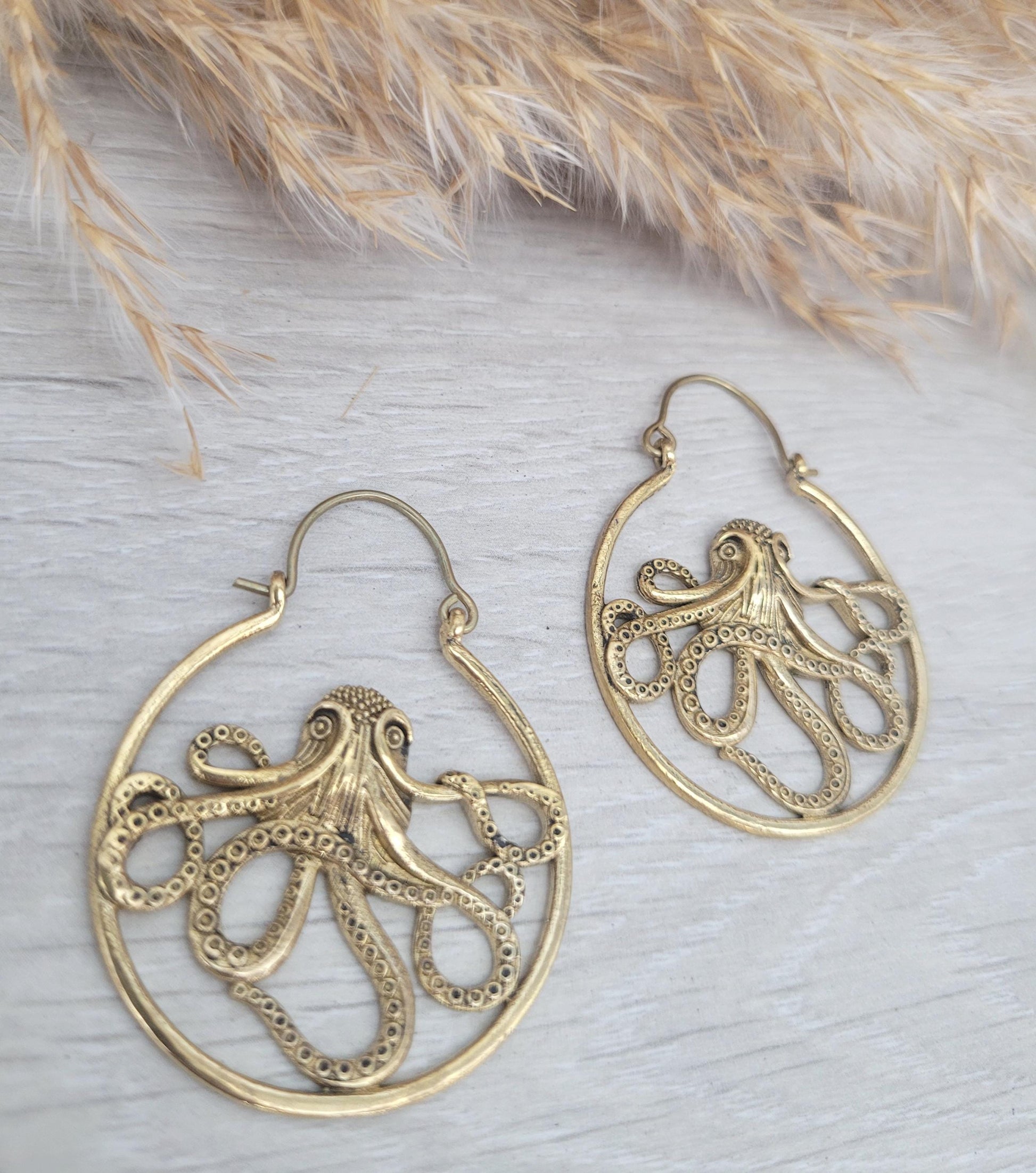 Golden octopus earrings / Brass hoops / Big hoops / Sea jewellery / Detailed hoops / Gold / Pretty earrings