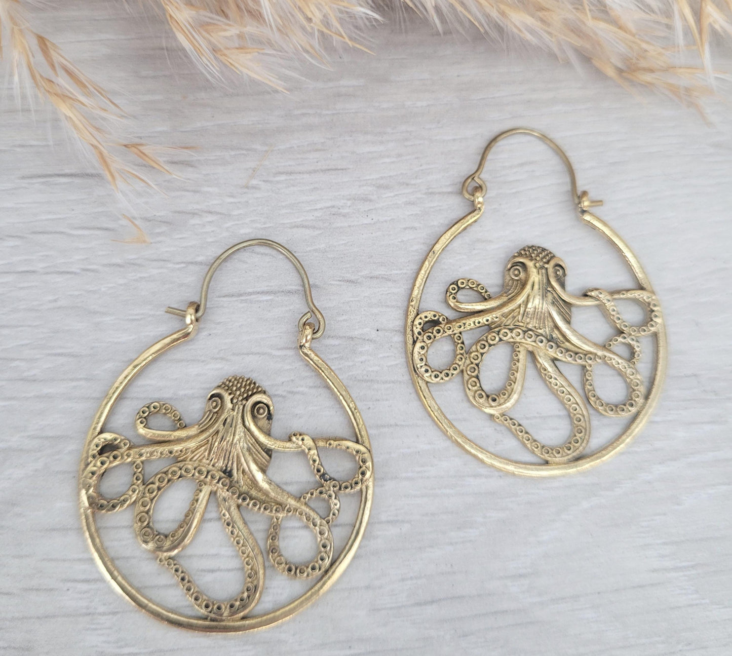 Golden octopus earrings / Brass hoops / Big hoops / Sea jewellery / Detailed hoops / Gold / Pretty earrings