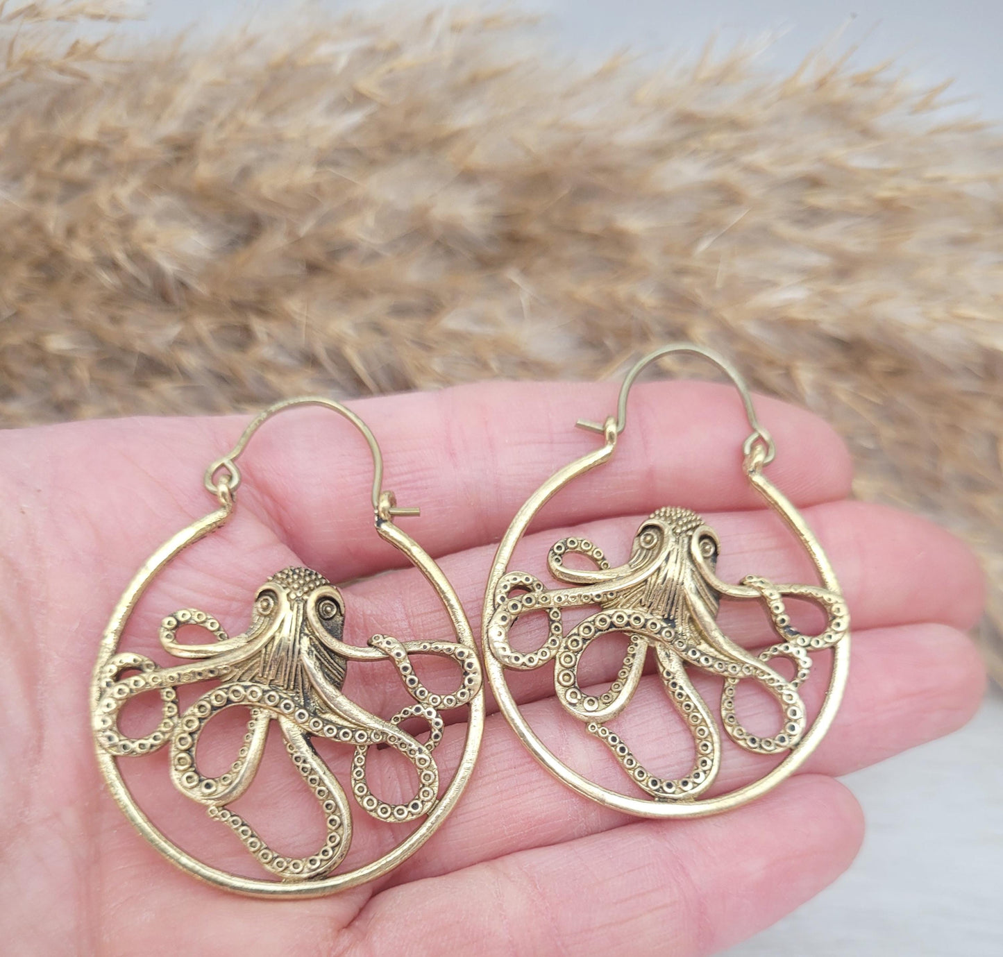 Golden octopus earrings / Brass hoops / Big hoops / Sea jewellery / Detailed hoops / Gold / Pretty earrings