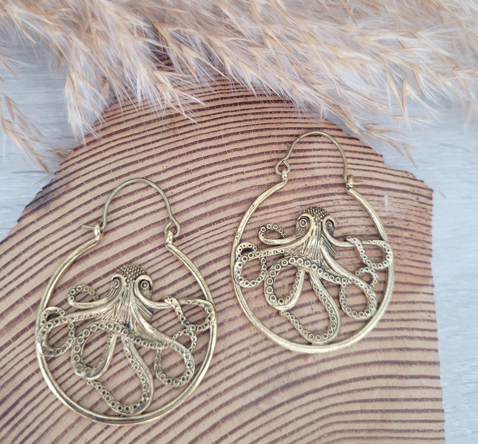 Golden octopus earrings / Brass hoops / Big hoops / Sea jewellery / Detailed hoops / Gold / Pretty earrings