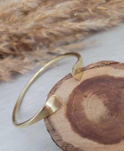 Brass hammered bracelet / Hammered jewellery / Adjustable / Simple bracelet / Minimal / Gift / Gold / Golden