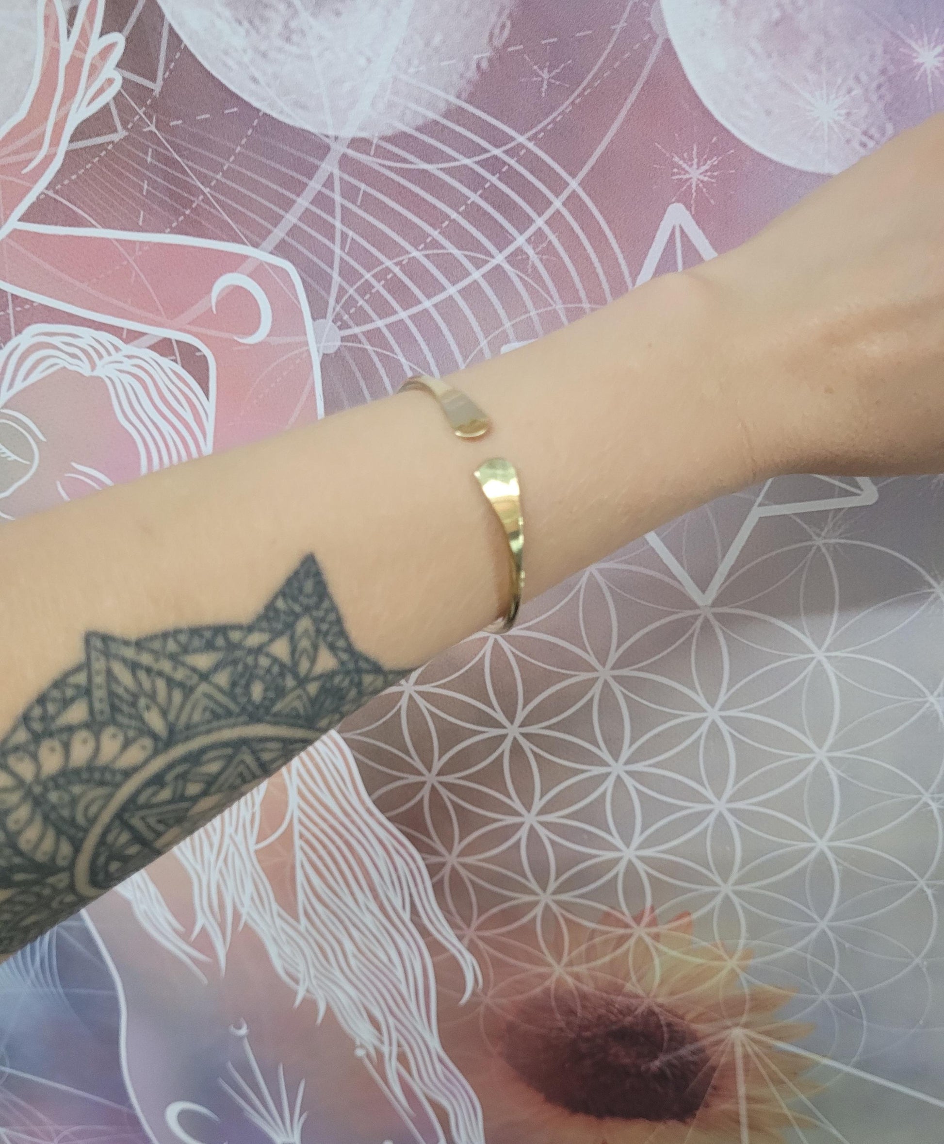 Brass hammered bracelet / Hammered jewellery / Adjustable / Simple bracelet / Minimal / Gift / Gold / Golden