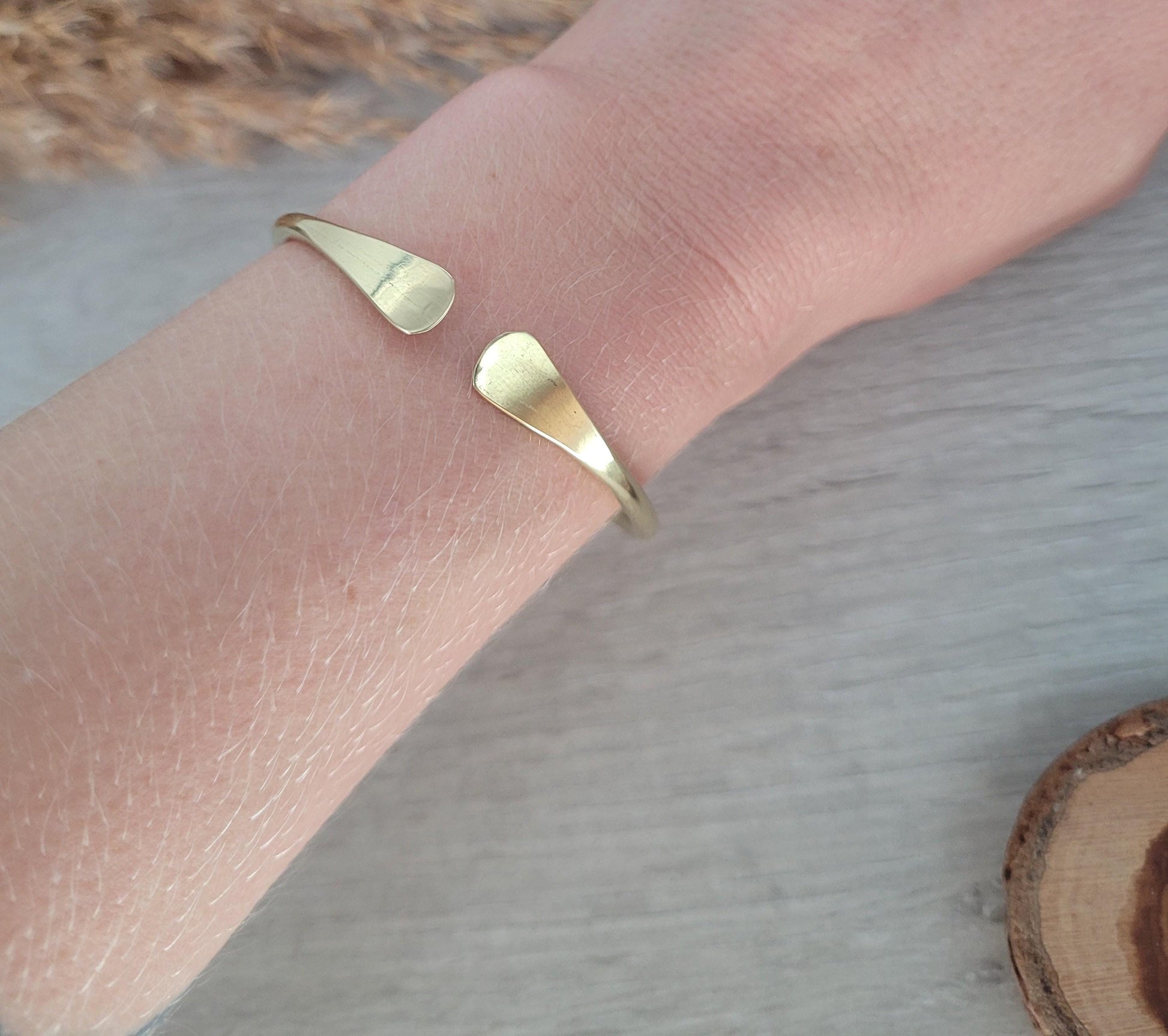 Brass hammered bracelet / Hammered jewellery / Adjustable / Simple bracelet / Minimal / Gift / Gold / Golden