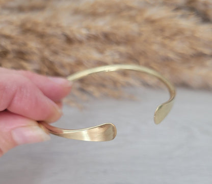 Brass hammered bracelet / Hammered jewellery / Adjustable / Simple bracelet / Minimal / Gift / Gold / Golden