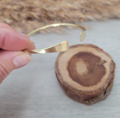 Brass hammered bracelet / Hammered jewellery / Adjustable / Simple bracelet / Minimal / Gift / Gold / Golden