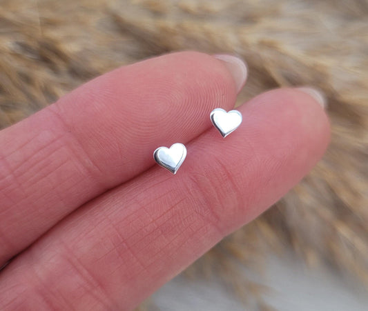 Sterling silver stud earrings / Heart earrings / Sliver / Gift / Cute / Minimal / Minimalist / Love / Jewellery