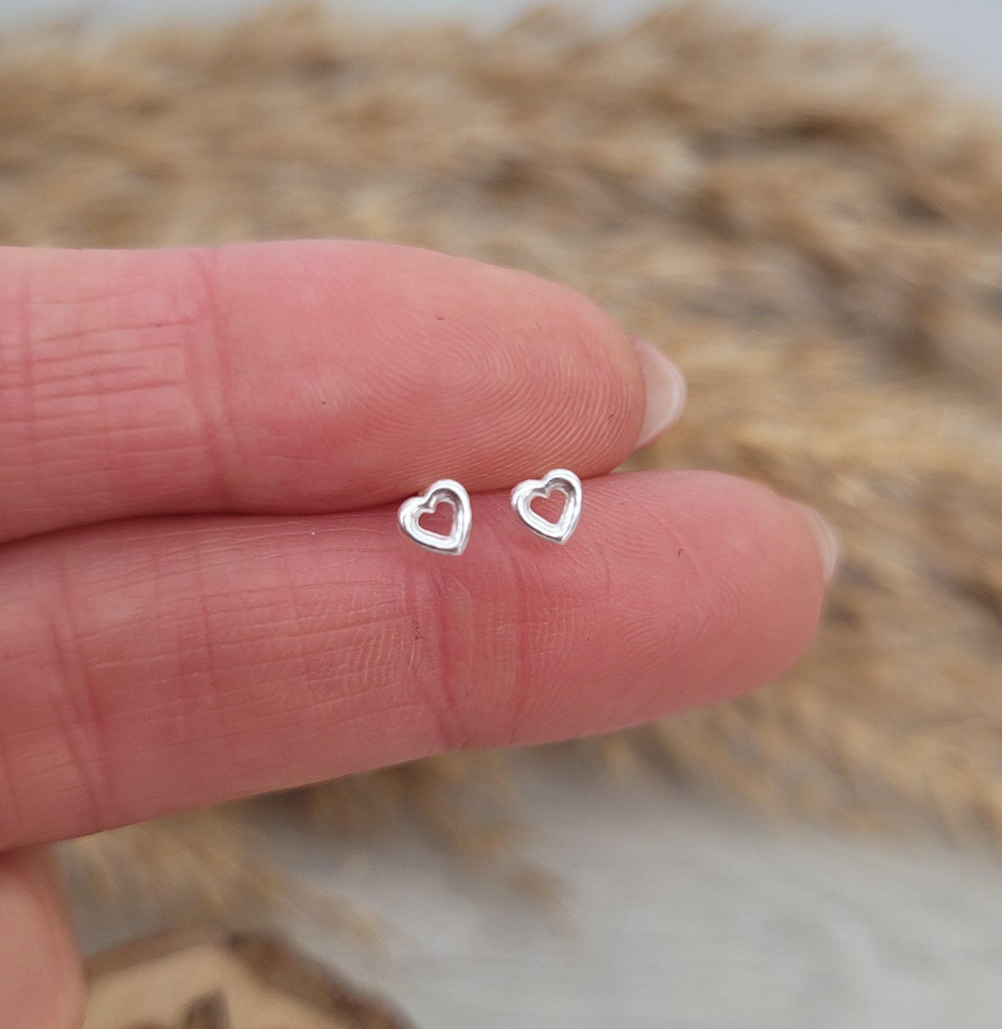Sterling silver stud earrings / Heart earrings / Sliver / Gift / Cute / Minimal / Minimalist / Love / Jewellery