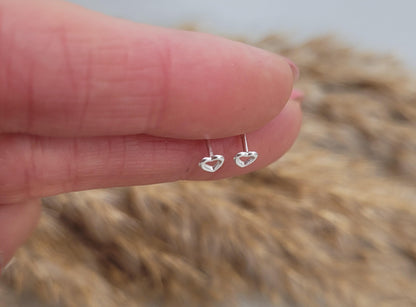 Sterling silver stud earrings / Heart earrings / Sliver / Gift / Cute / Minimal / Minimalist / Love / Jewellery