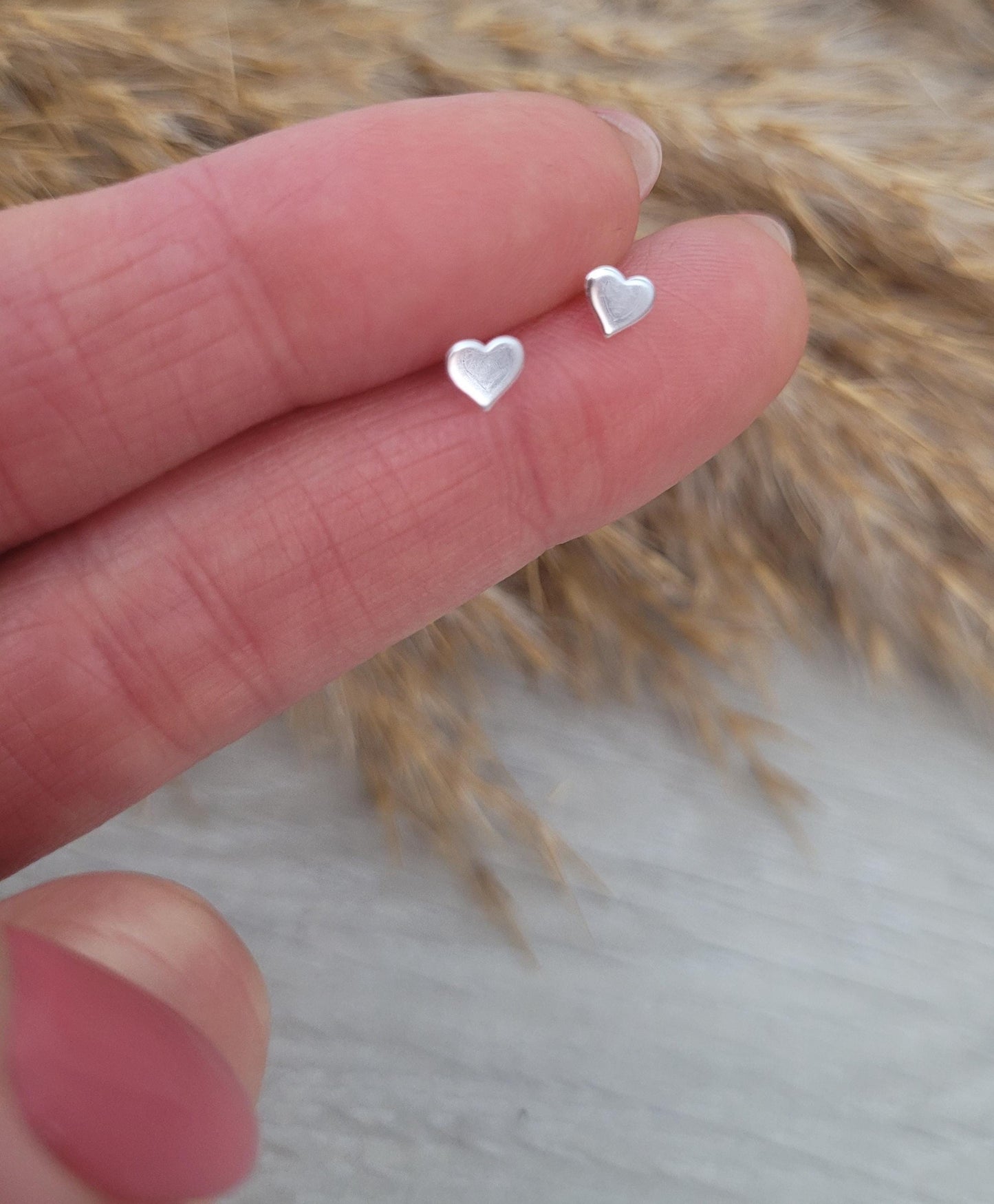 Sterling silver stud earrings / Heart earrings / Sliver / Gift / Cute / Minimal / Minimalist / Love / Jewellery