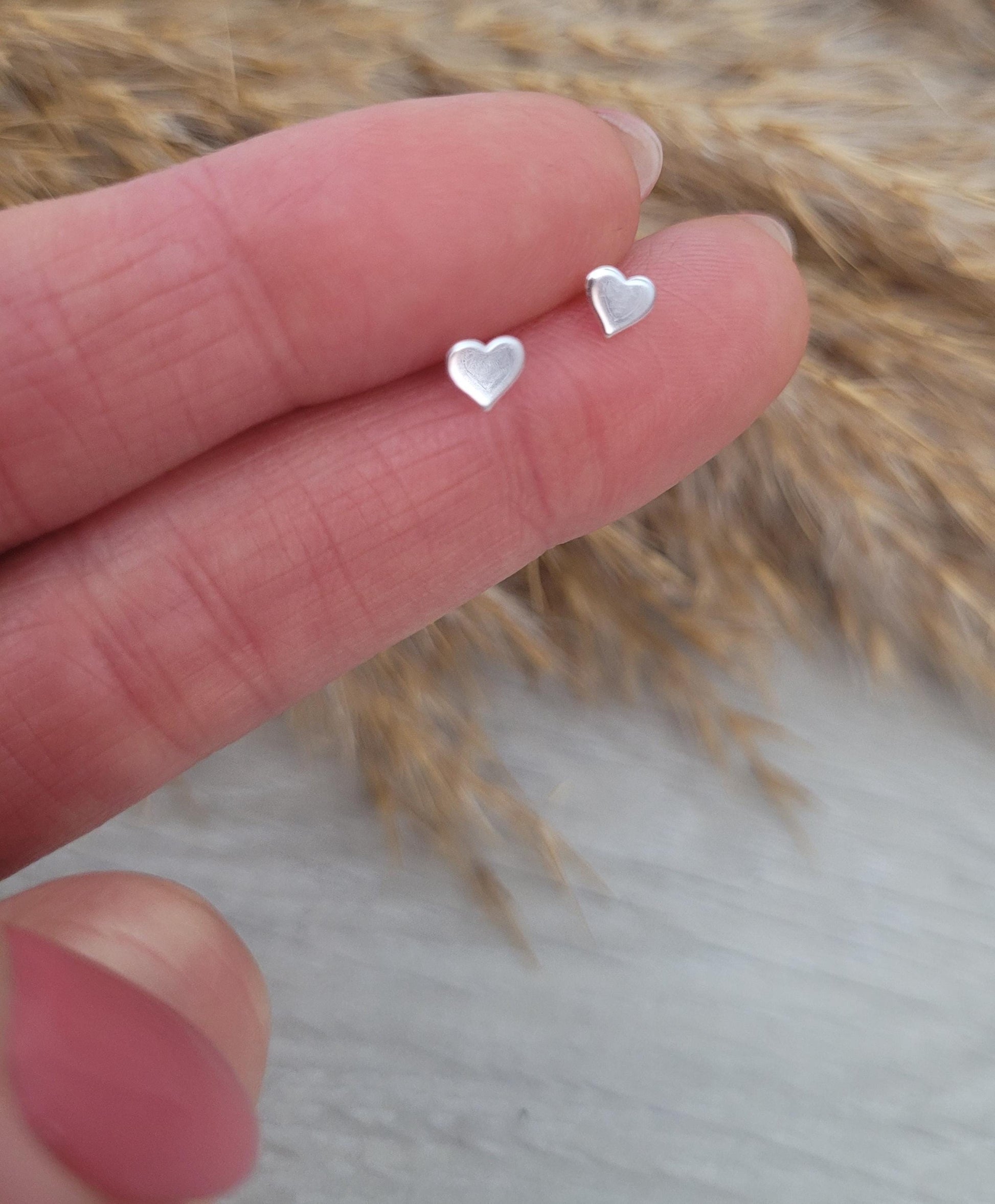 Sterling silver stud earrings / Heart earrings / Sliver / Gift / Cute / Minimal / Minimalist / Love / Jewellery