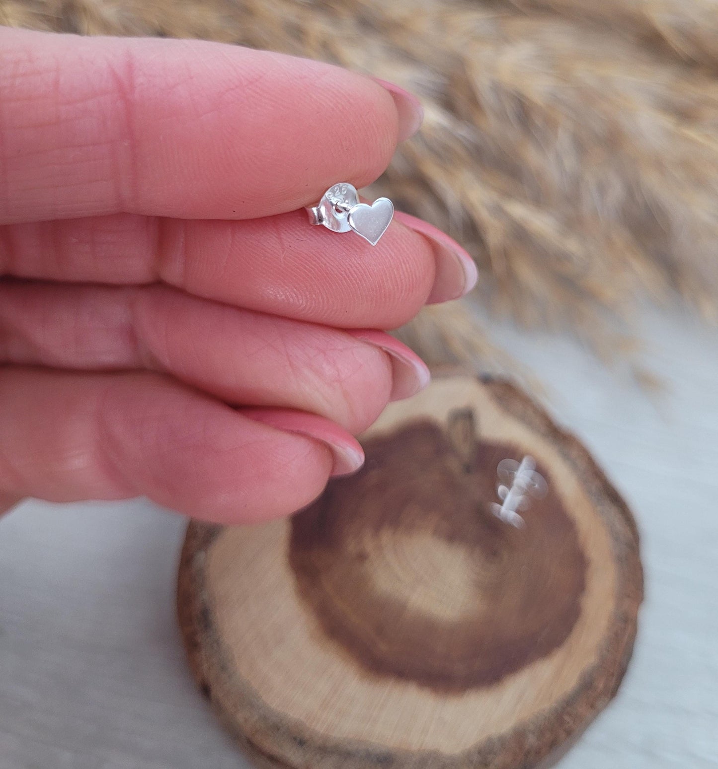 Sterling silver stud earrings / Heart earrings / Sliver / Gift / Cute / Minimal / Minimalist / Love / Jewellery