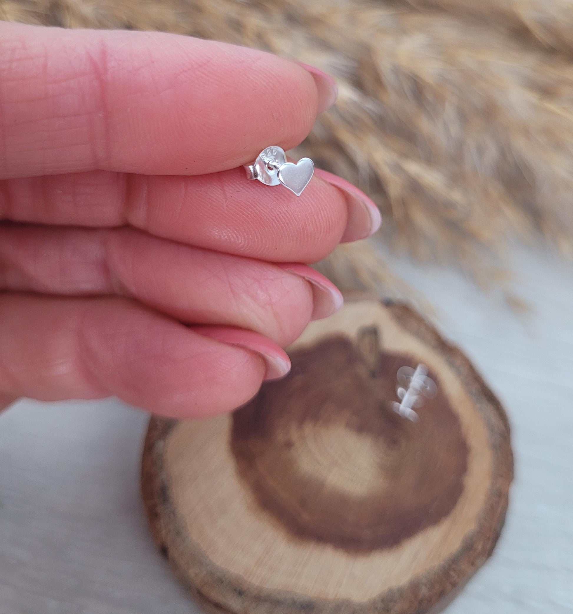 Sterling silver stud earrings / Heart earrings / Sliver / Gift / Cute / Minimal / Minimalist / Love / Jewellery