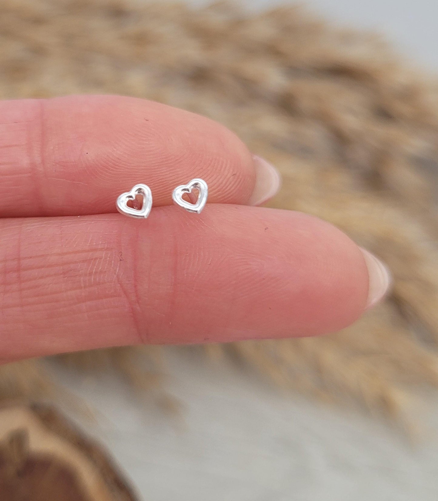 Sterling silver stud earrings / Heart earrings / Sliver / Gift / Cute / Minimal / Minimalist / Love / Jewellery
