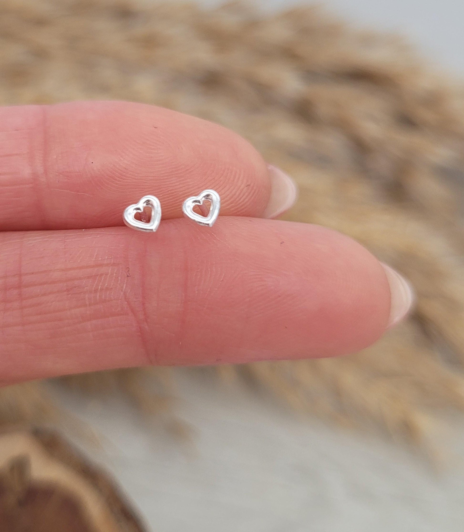 Sterling silver stud earrings / Heart earrings / Sliver / Gift / Cute / Minimal / Minimalist / Love / Jewellery