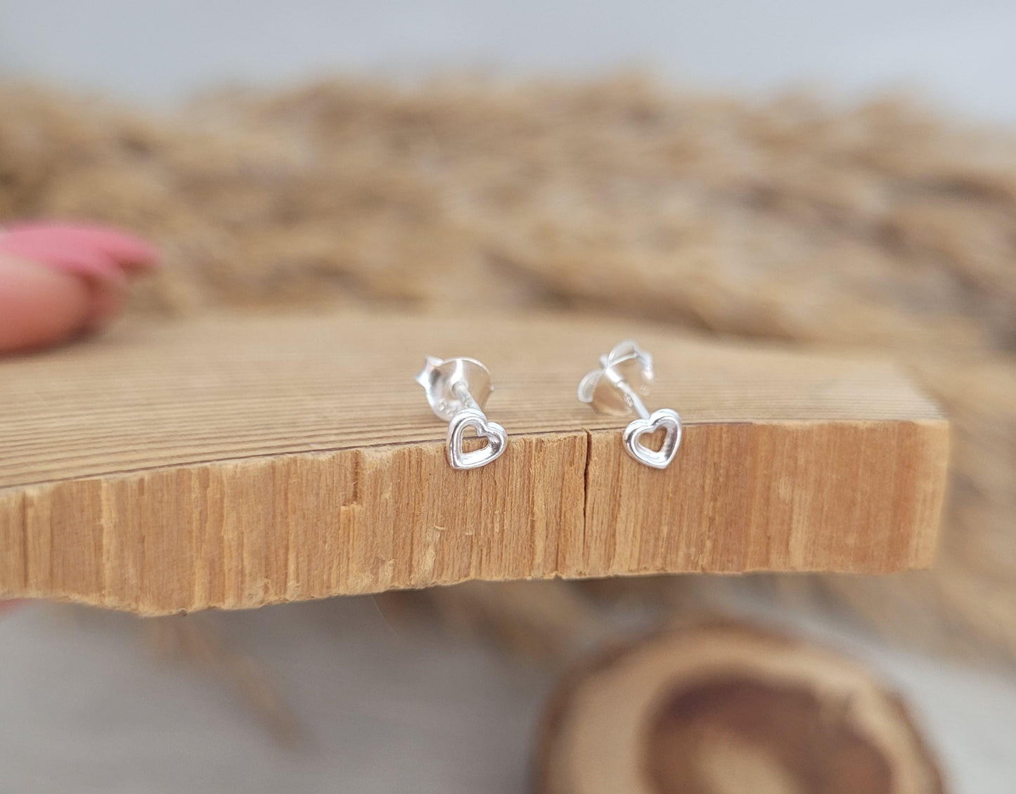 Sterling silver stud earrings / Heart earrings / Sliver / Gift / Cute / Minimal / Minimalist / Love / Jewellery