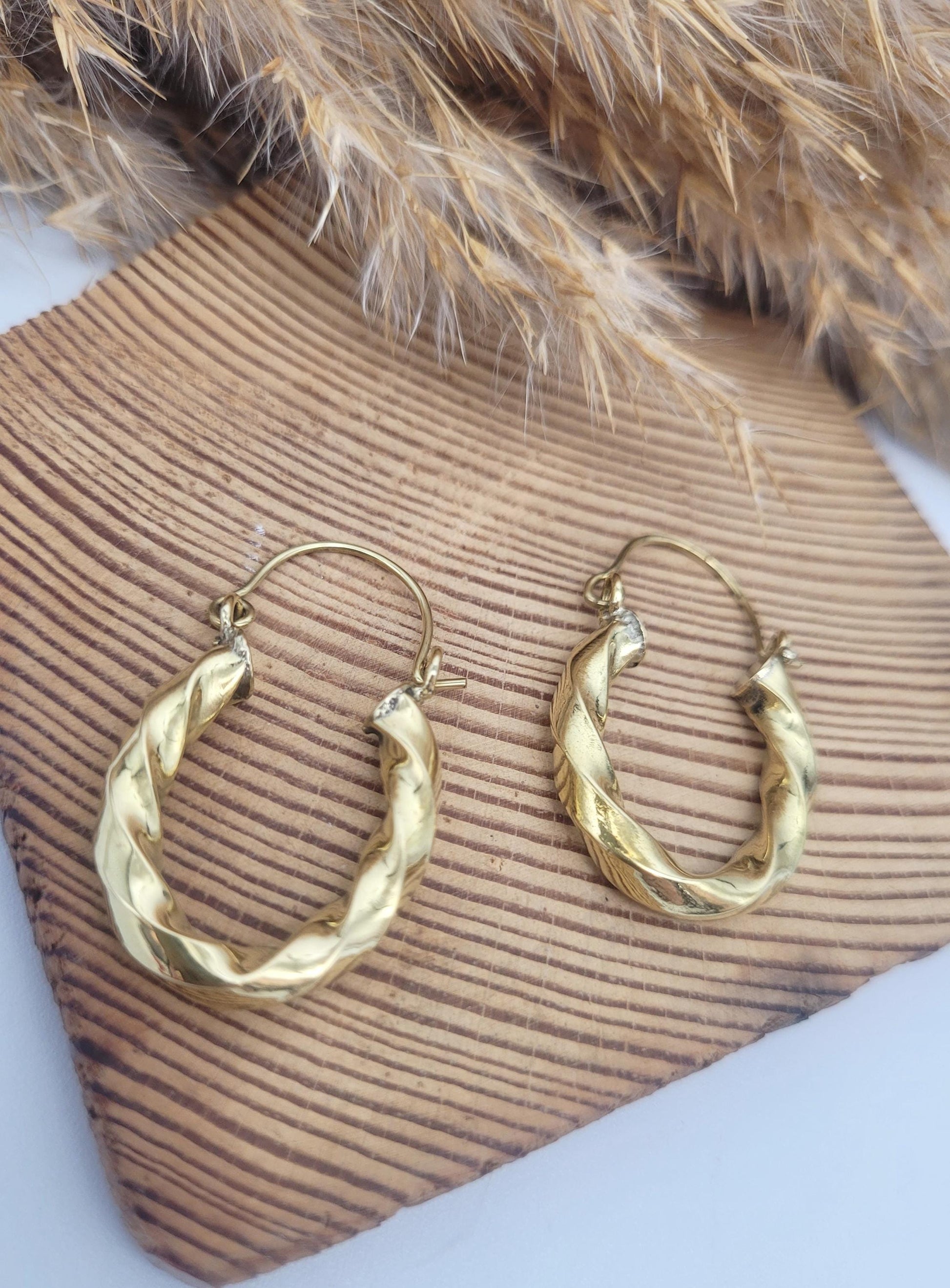 Gold hoops / Twisted hoop earrings / Unique hoops / Simple / Cute / Gift idea