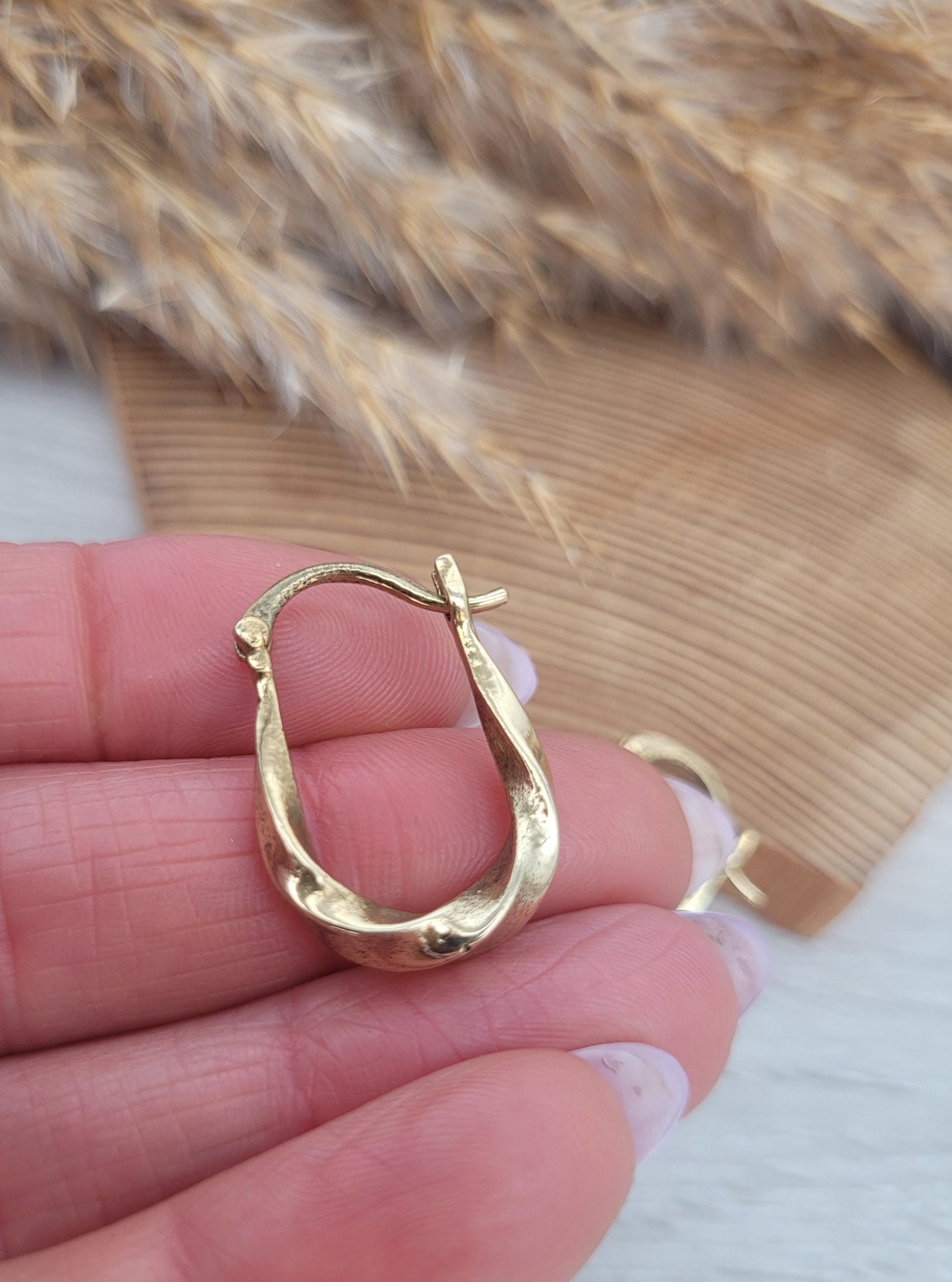 Golden twisted hoops / Small hoops / Minimal / Minimalist / Brass / Gold / Gift idea / Ethnic / Pretty