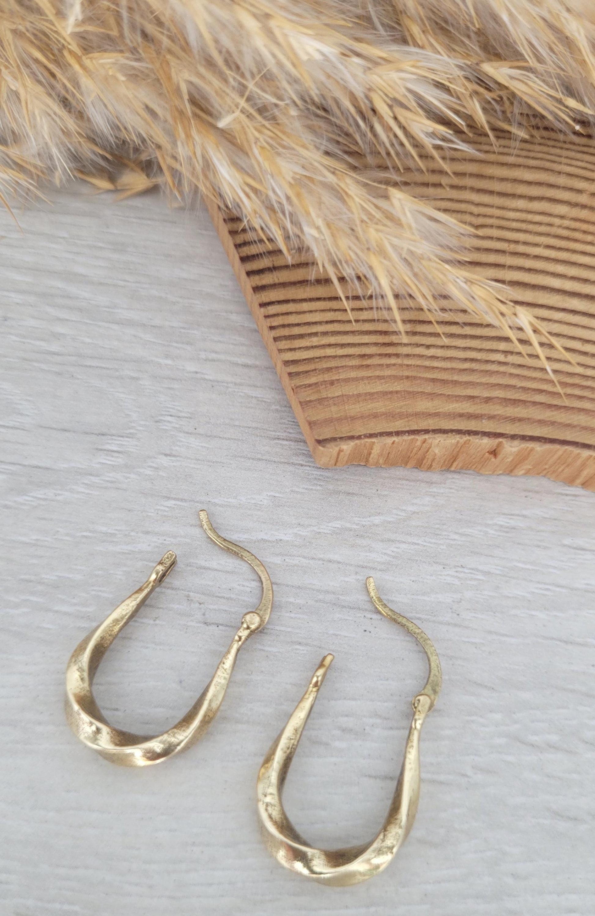 Golden twisted hoops / Small hoops / Minimal / Minimalist / Brass / Gold / Gift idea / Ethnic / Pretty