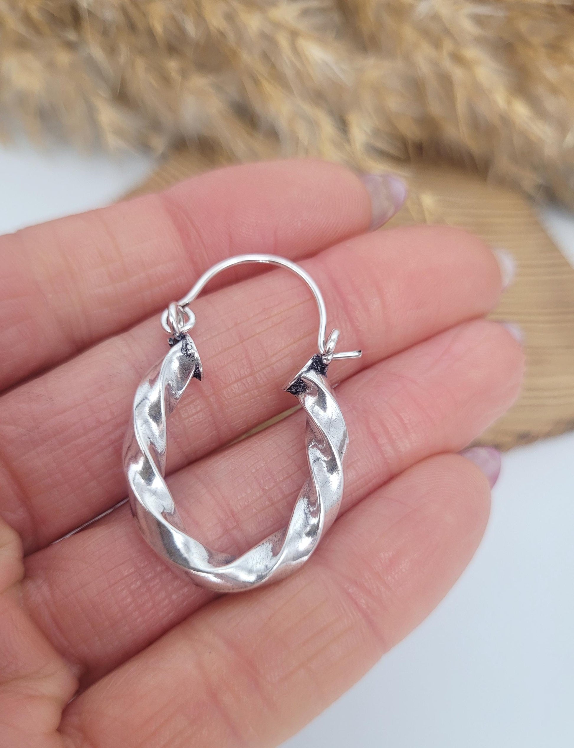 Silver hoops / Twisted hoop earrings / Unique hoops / Simple / Cute / Gift idea / Lightweight earrings