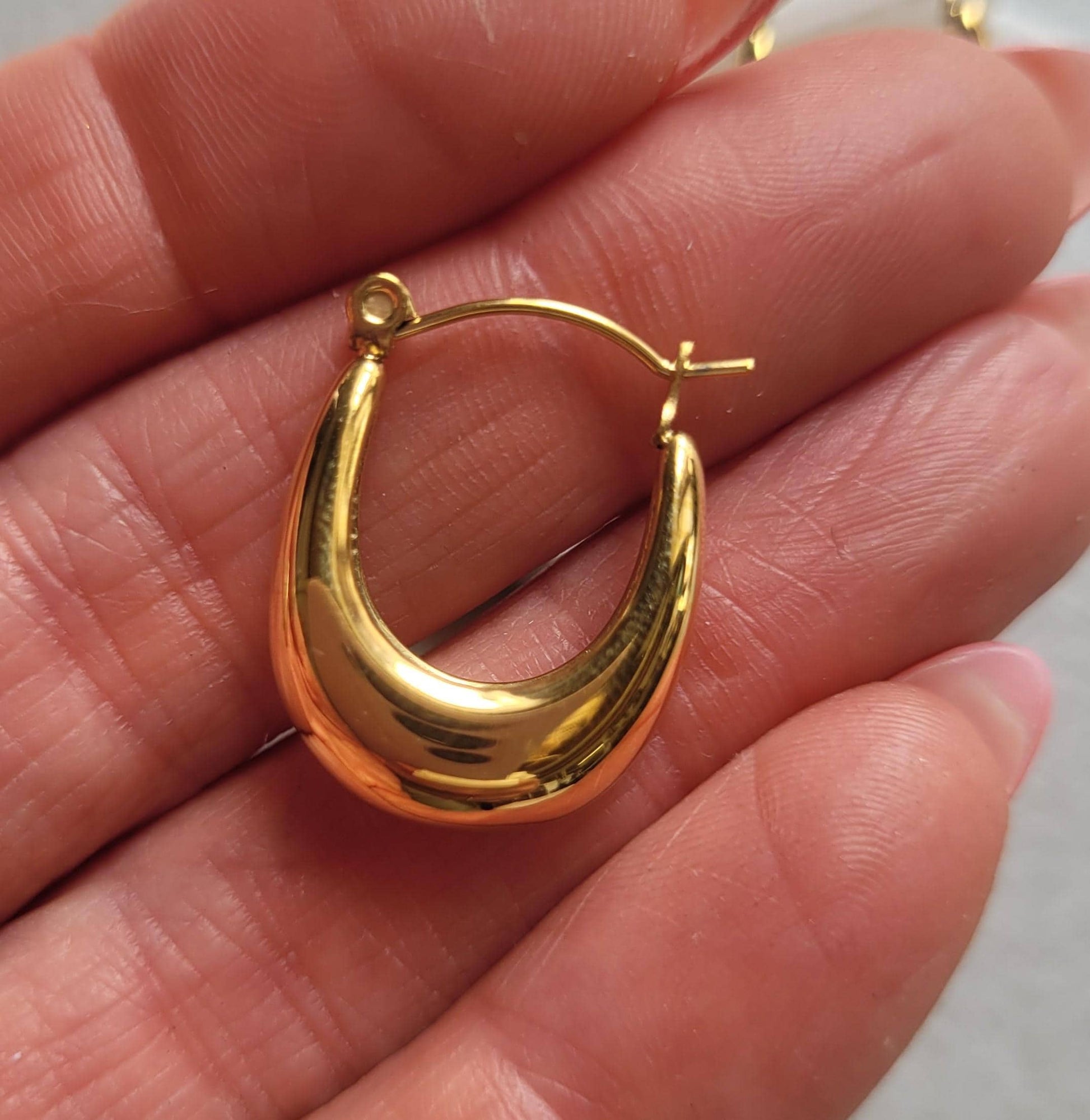 18k gold hoops / Hoops / Minimal / Minimalist / Cute / Gift / Everyday wear / Gold