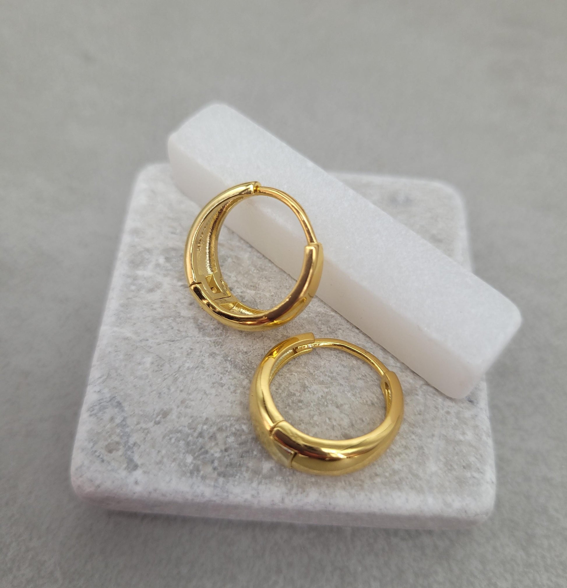 18k gold hoops / Gold / Hoops / Small hoops / Huggie hoops / Gift / Pretty / Minimal / Minimalist