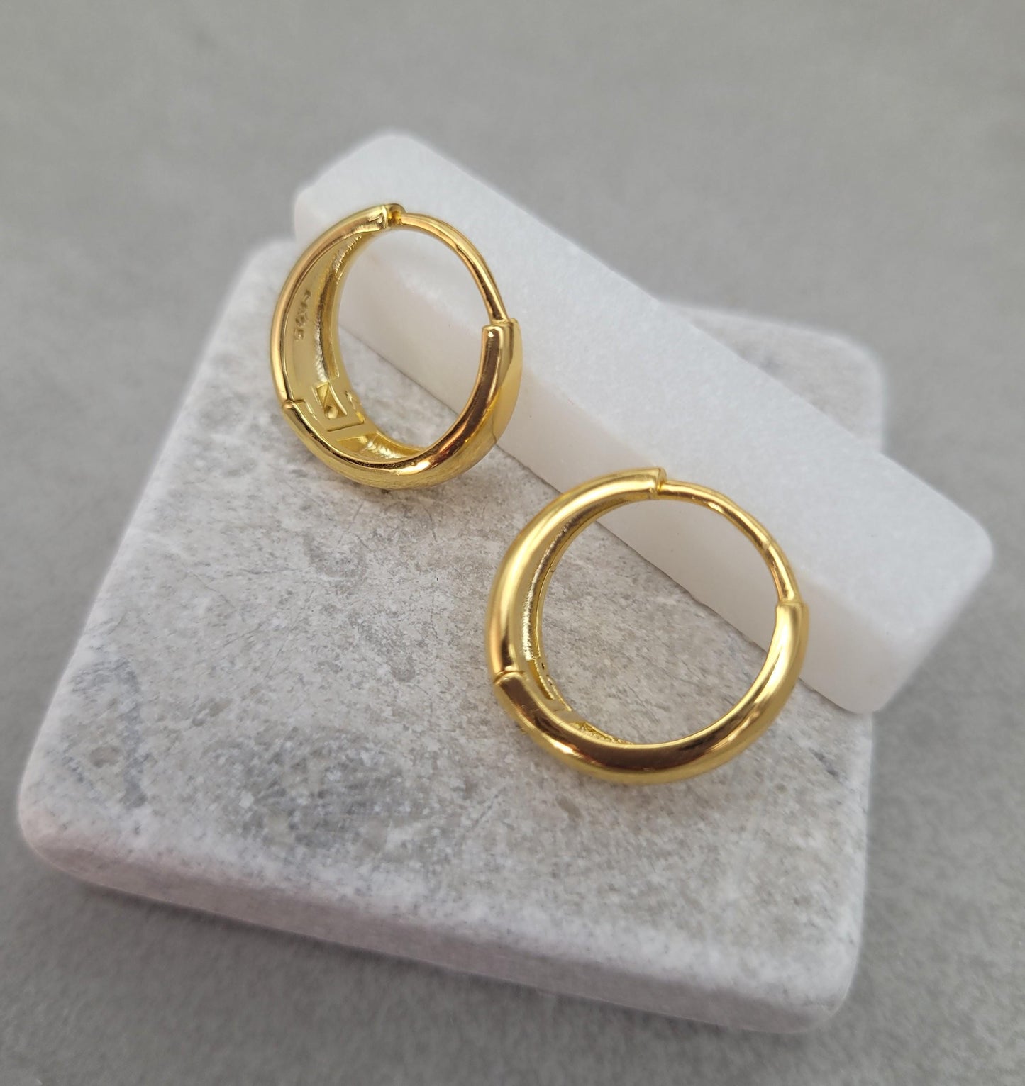 18k gold hoops / Gold / Hoops / Small hoops / Huggie hoops / Gift / Pretty / Minimal / Minimalist
