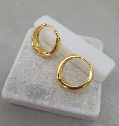 18k gold hoops / Gold / Hoops / Small hoops / Huggie hoops / Gift / Pretty / Minimal / Minimalist