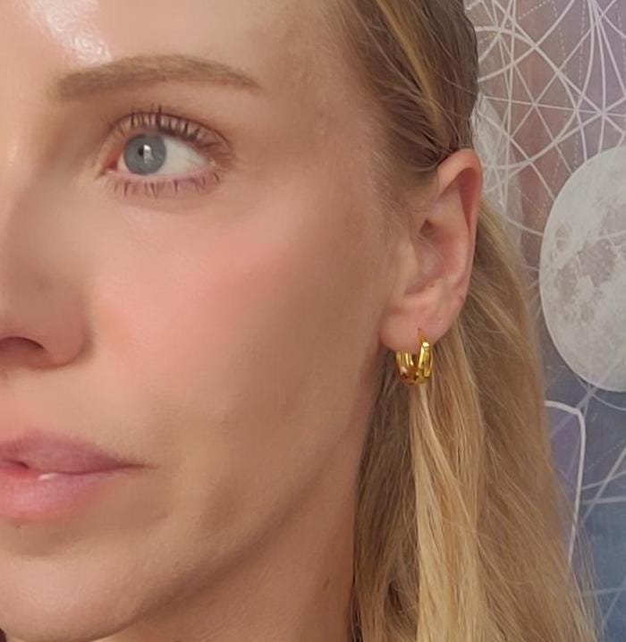 18k gold hoops / Gold / Hoops / Small hoops / Huggie hoops / Gift / Pretty / Minimal / Minimalist