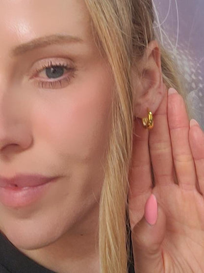 18k gold hoops / Gold / Hoops / Small hoops / Huggie hoops / Gift / Pretty / Minimal / Minimalist