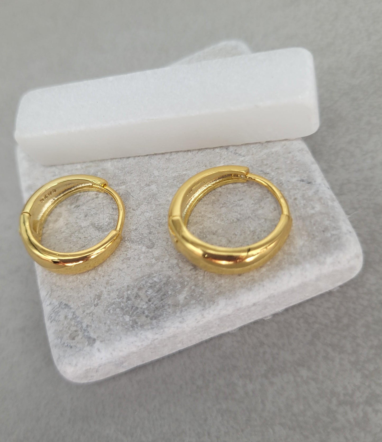 18k gold hoops / Gold / Hoops / Small hoops / Huggie hoops / Gift / Pretty / Minimal / Minimalist