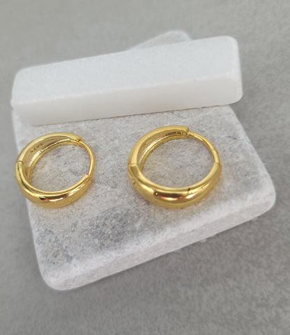 18k gold hoops / Gold / Hoops / Small hoops / Huggie hoops / Gift / Pretty / Minimal / Minimalist