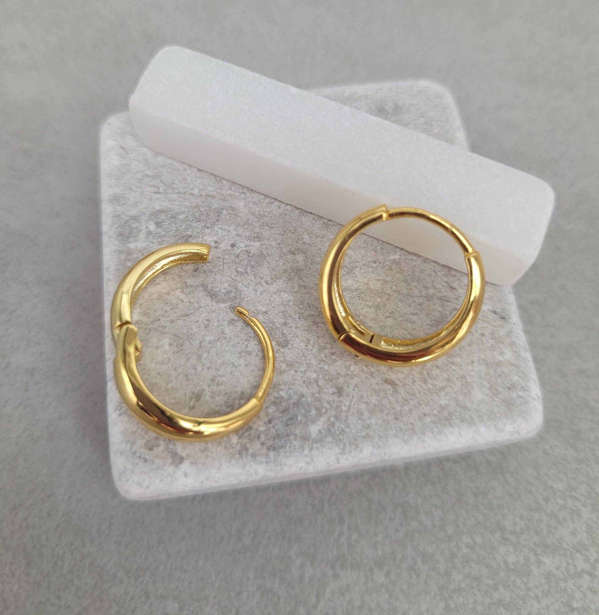 18k gold hoops / Gold / Hoops / Small hoops / Huggie hoops / Gift / Pretty / Minimal / Minimalist
