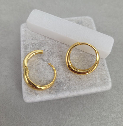 18k gold hoops / Gold / Hoops / Small hoops / Huggie hoops / Gift / Pretty / Minimal / Minimalist