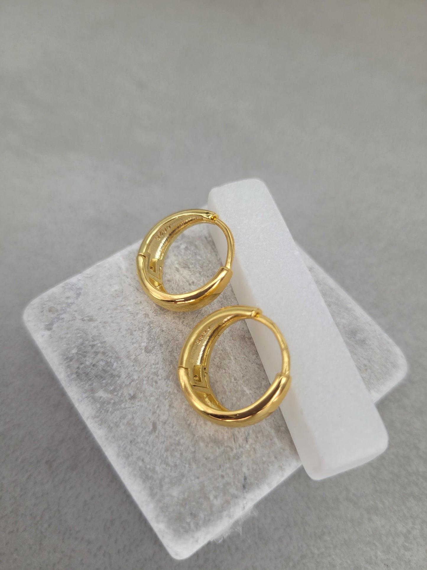 18k gold hoops / Gold / Hoops / Small hoops / Huggie hoops / Gift / Pretty / Minimal / Minimalist