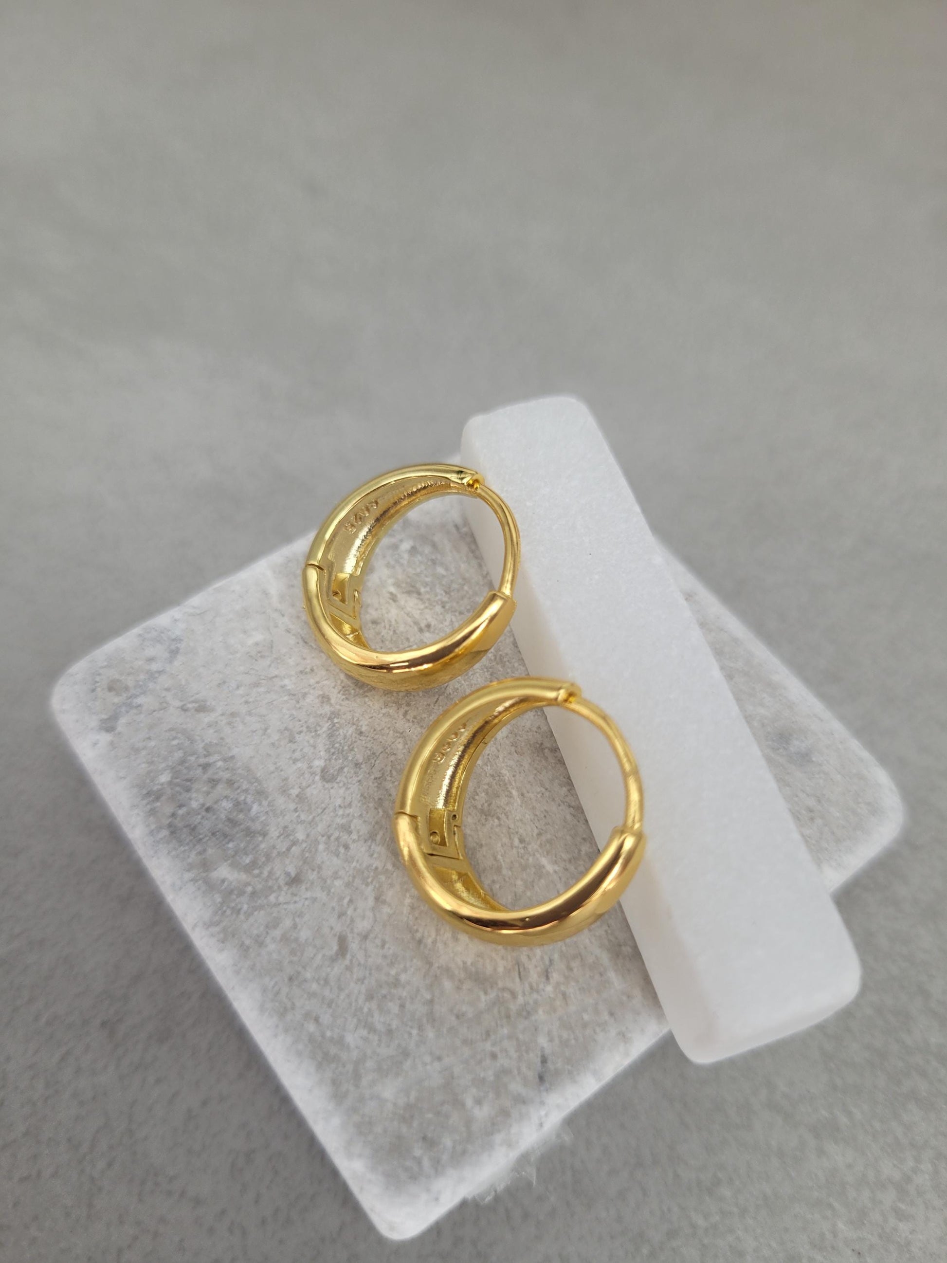 18k gold hoops / Gold / Hoops / Small hoops / Huggie hoops / Gift / Pretty / Minimal / Minimalist
